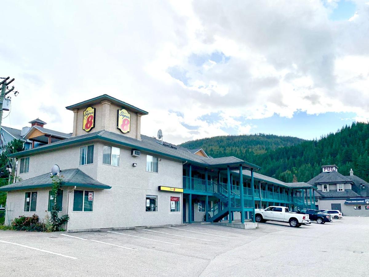 Super 8 By Wyndham Sicamous Hotel Екстериор снимка