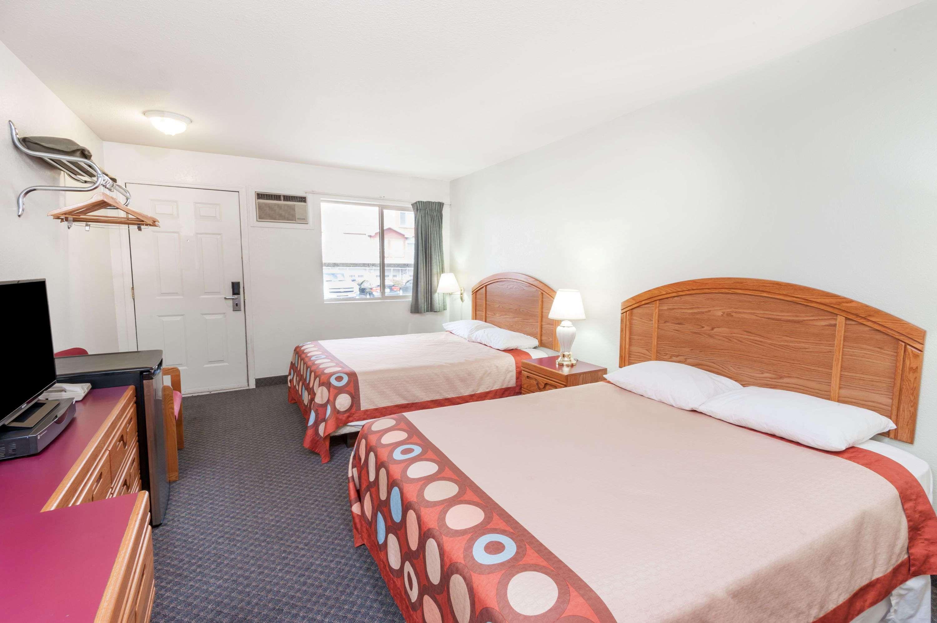 Super 8 By Wyndham Sicamous Hotel Екстериор снимка