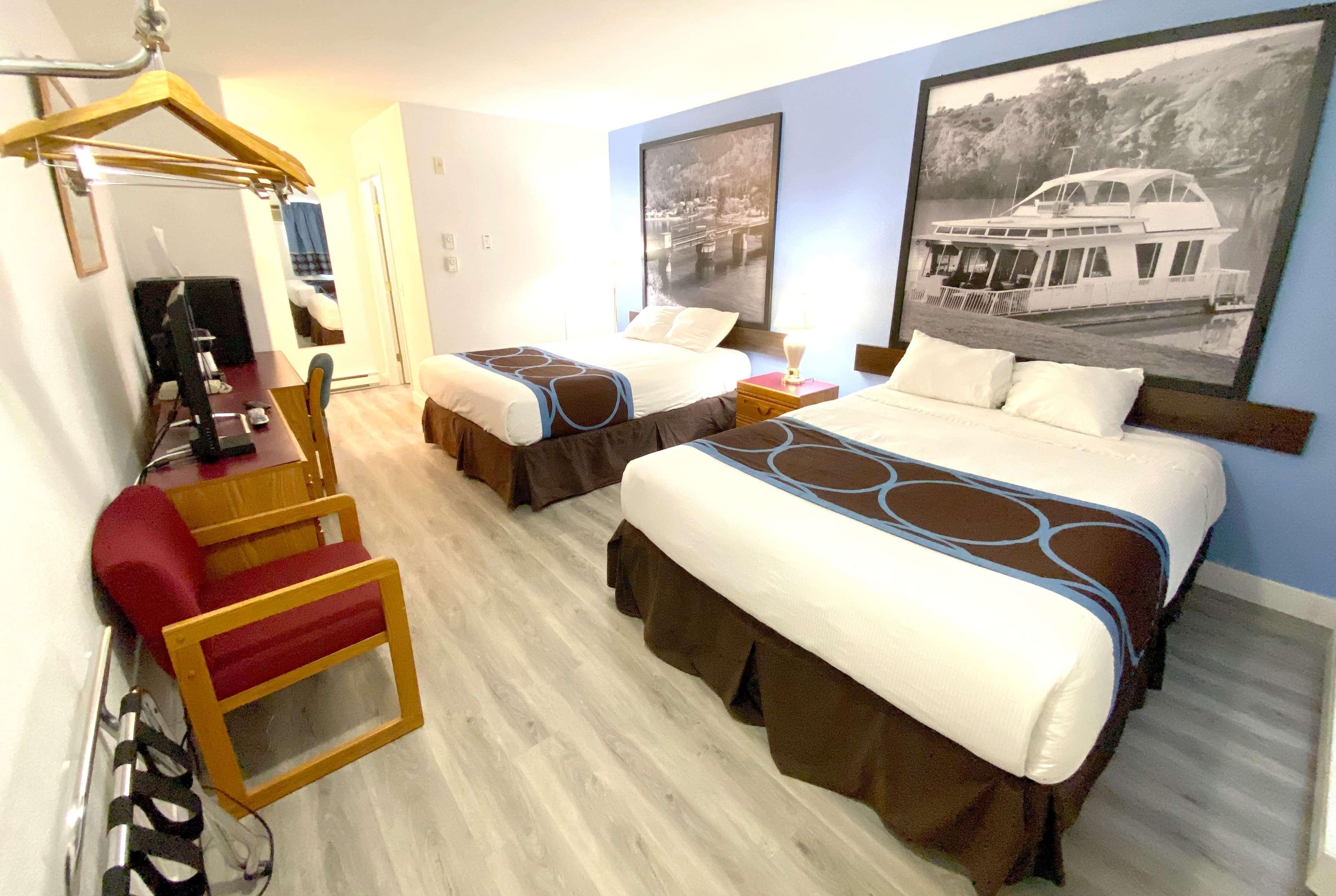 Super 8 By Wyndham Sicamous Hotel Екстериор снимка