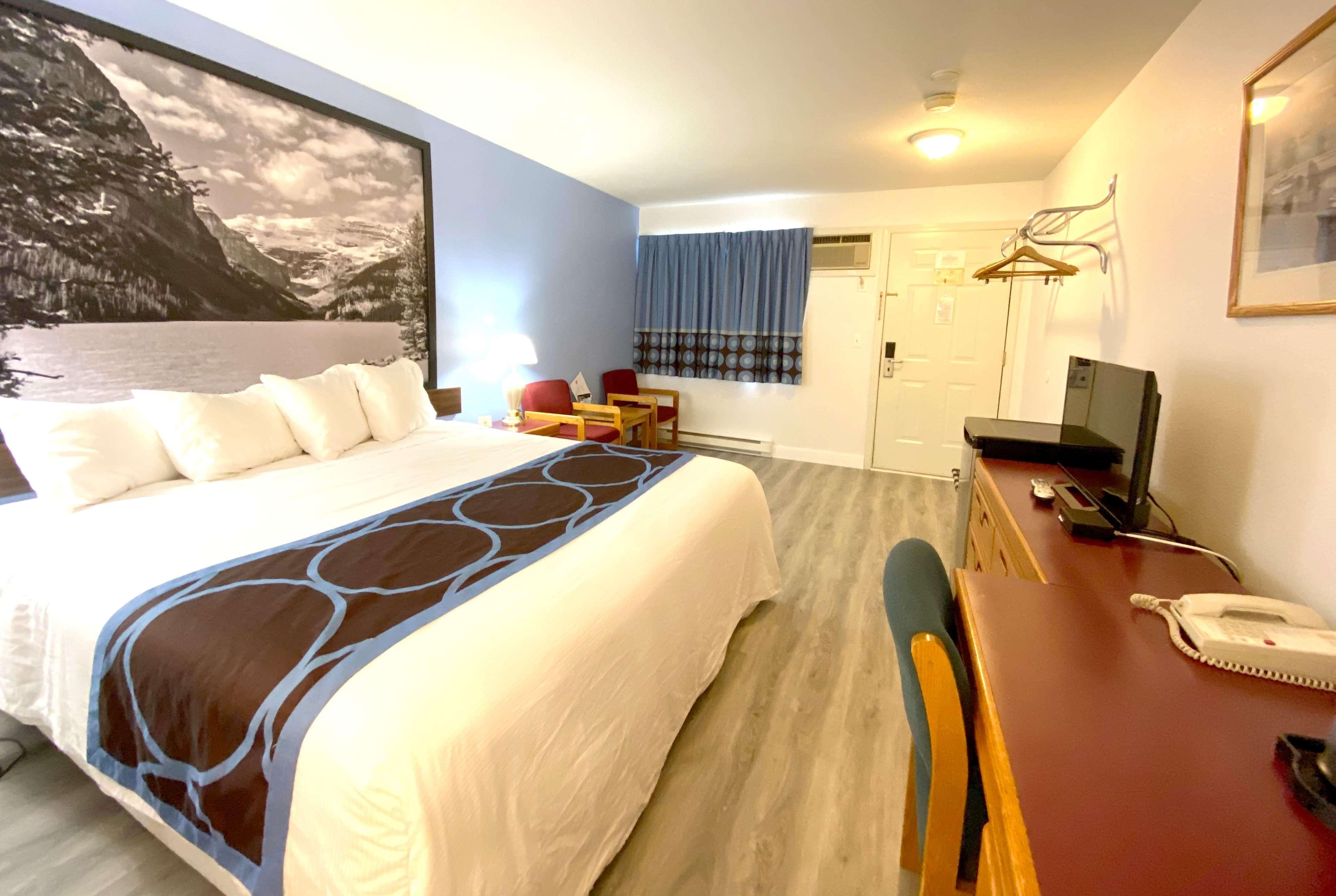 Super 8 By Wyndham Sicamous Hotel Екстериор снимка