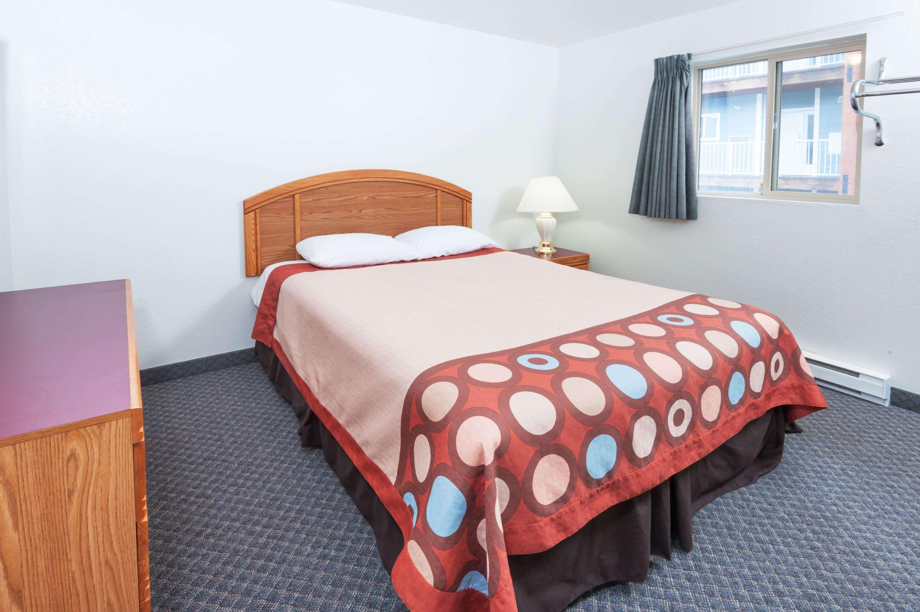 Super 8 By Wyndham Sicamous Hotel Екстериор снимка