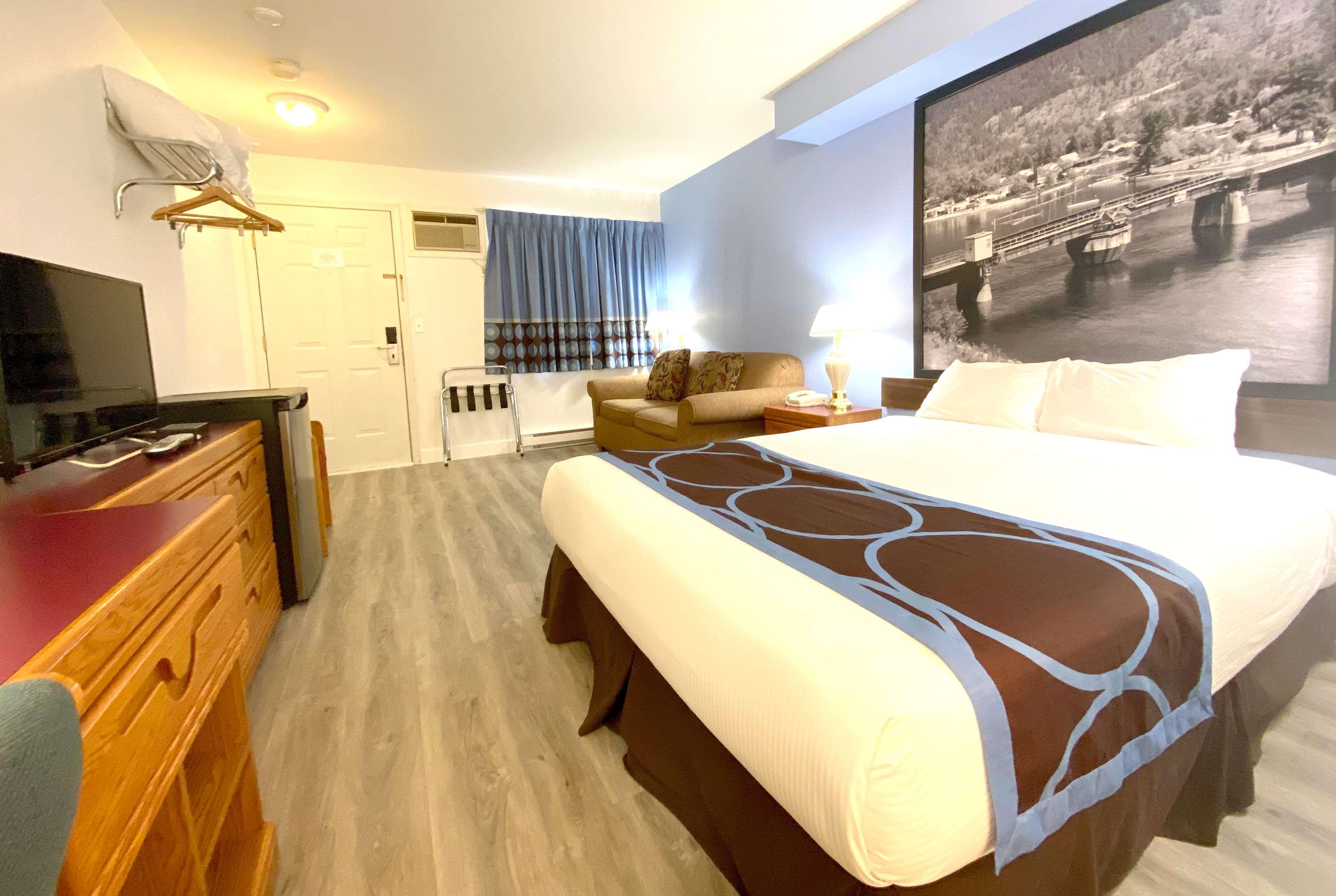 Super 8 By Wyndham Sicamous Hotel Екстериор снимка