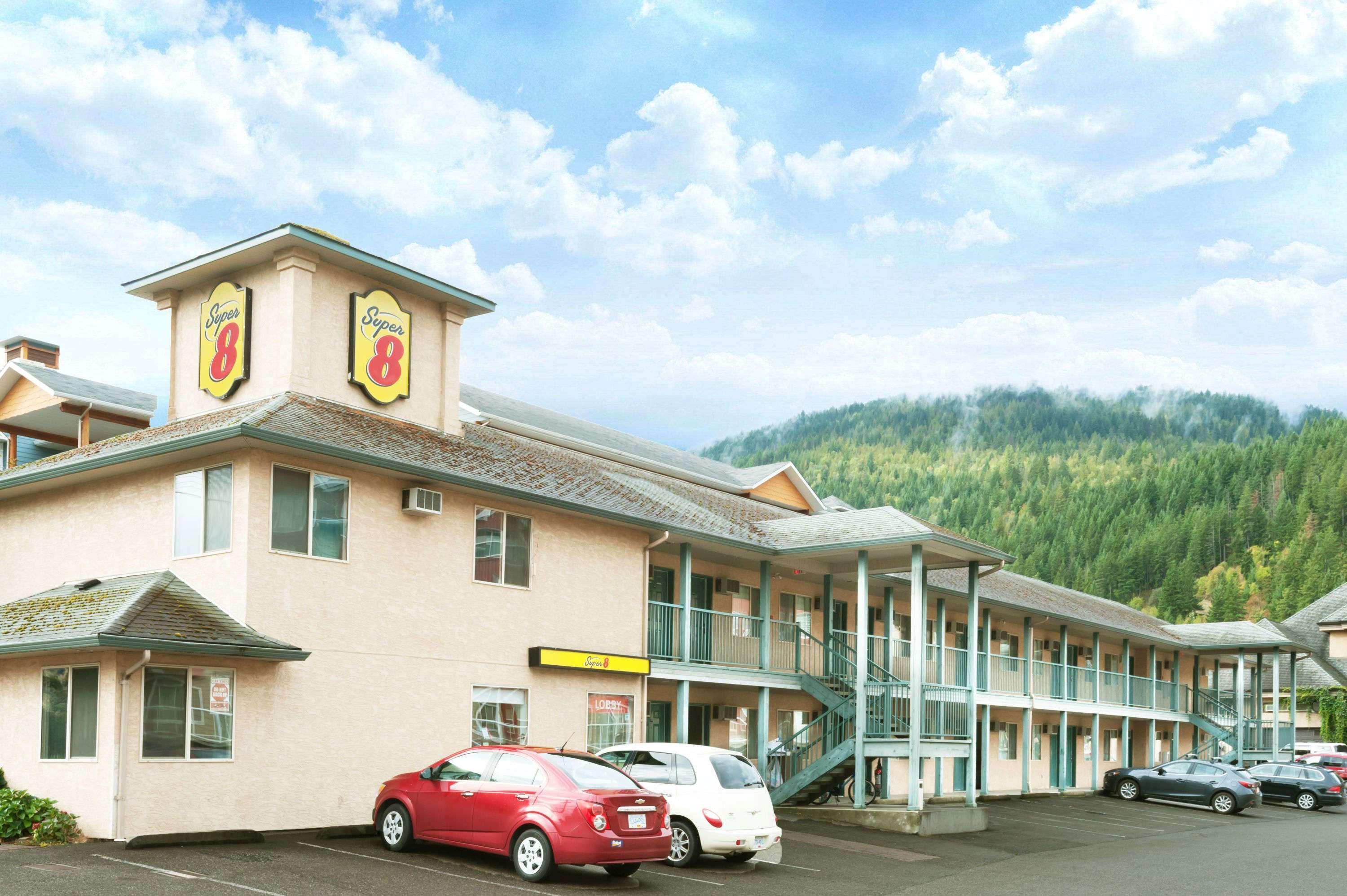 Super 8 By Wyndham Sicamous Hotel Екстериор снимка