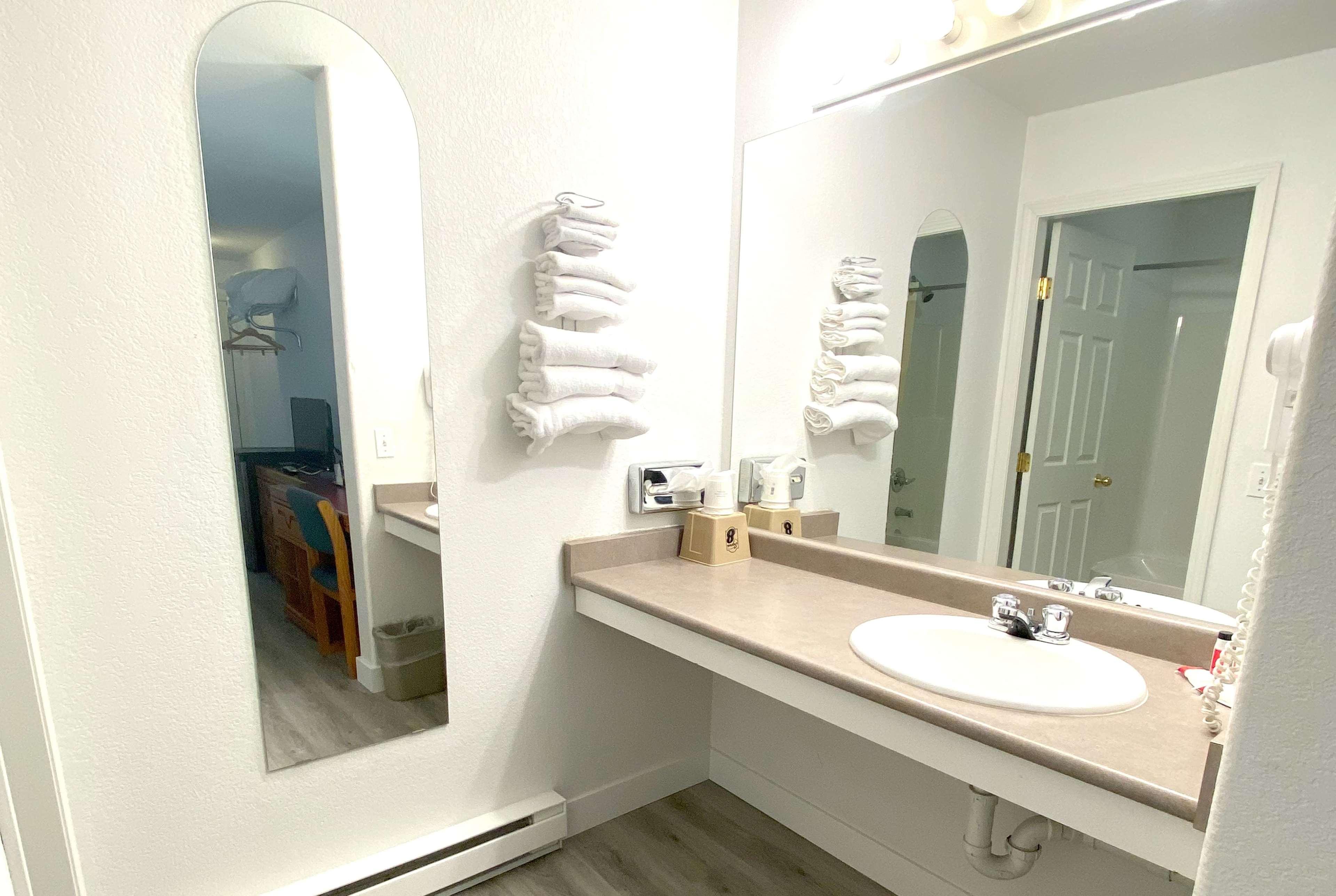 Super 8 By Wyndham Sicamous Hotel Екстериор снимка