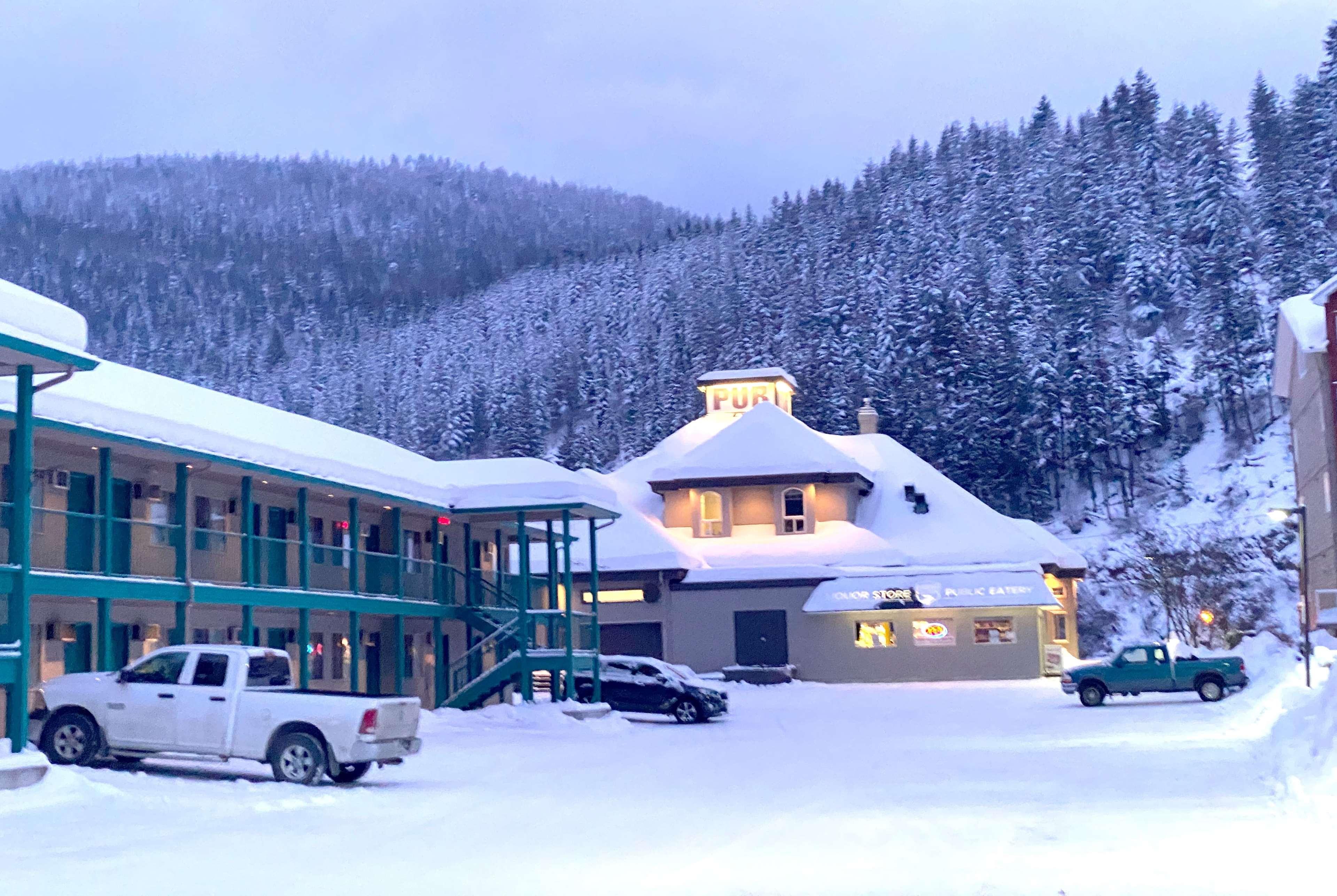 Super 8 By Wyndham Sicamous Hotel Екстериор снимка
