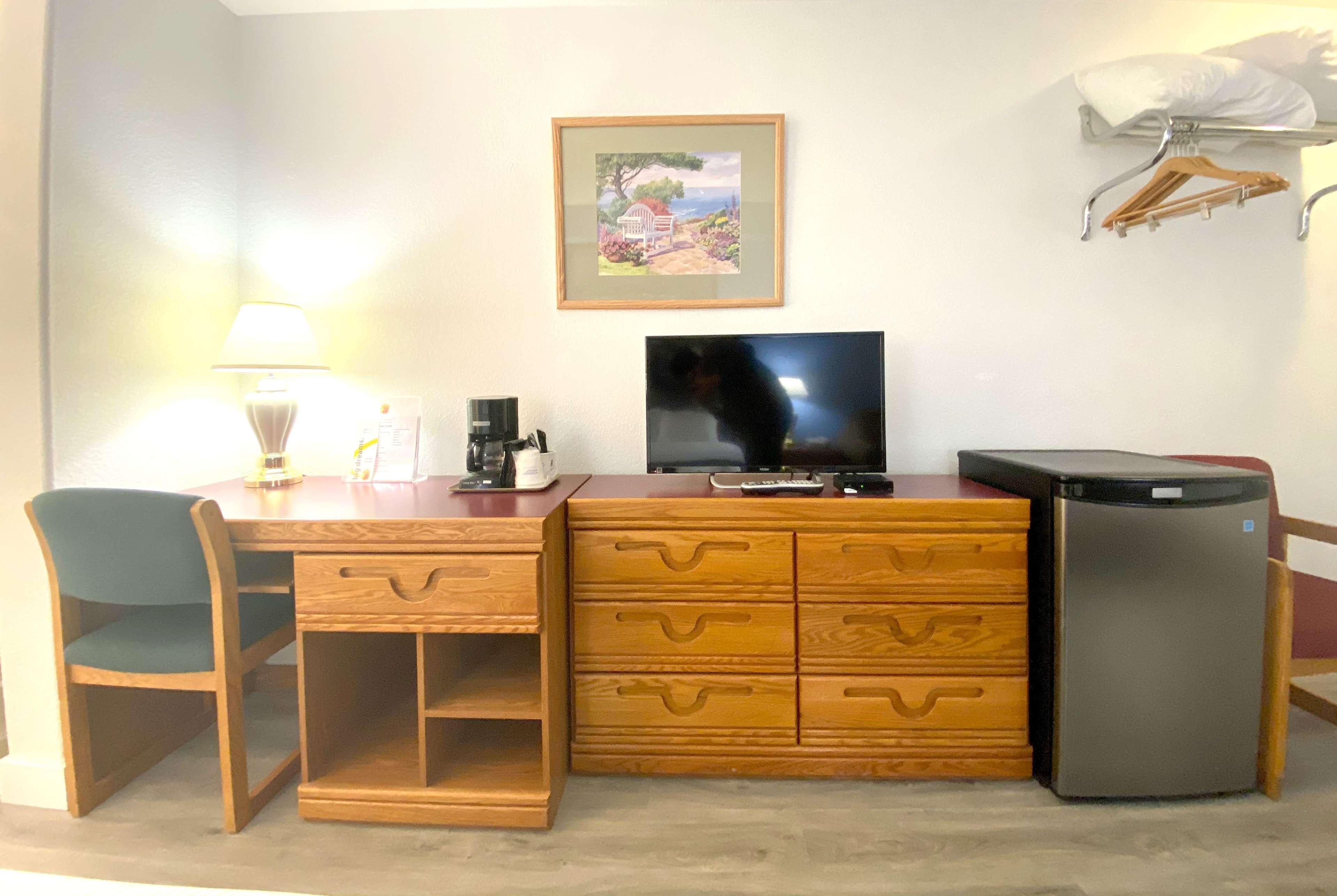 Super 8 By Wyndham Sicamous Hotel Екстериор снимка