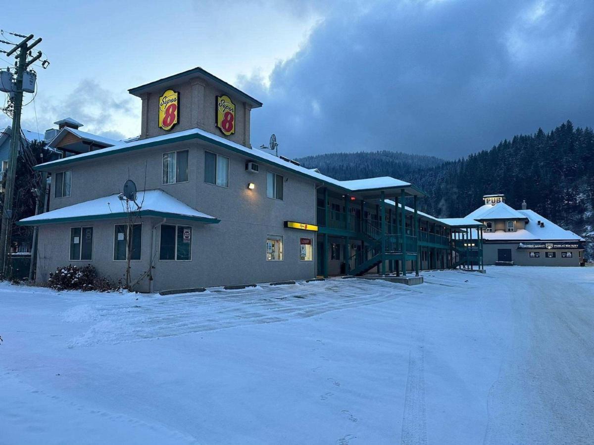 Super 8 By Wyndham Sicamous Hotel Екстериор снимка
