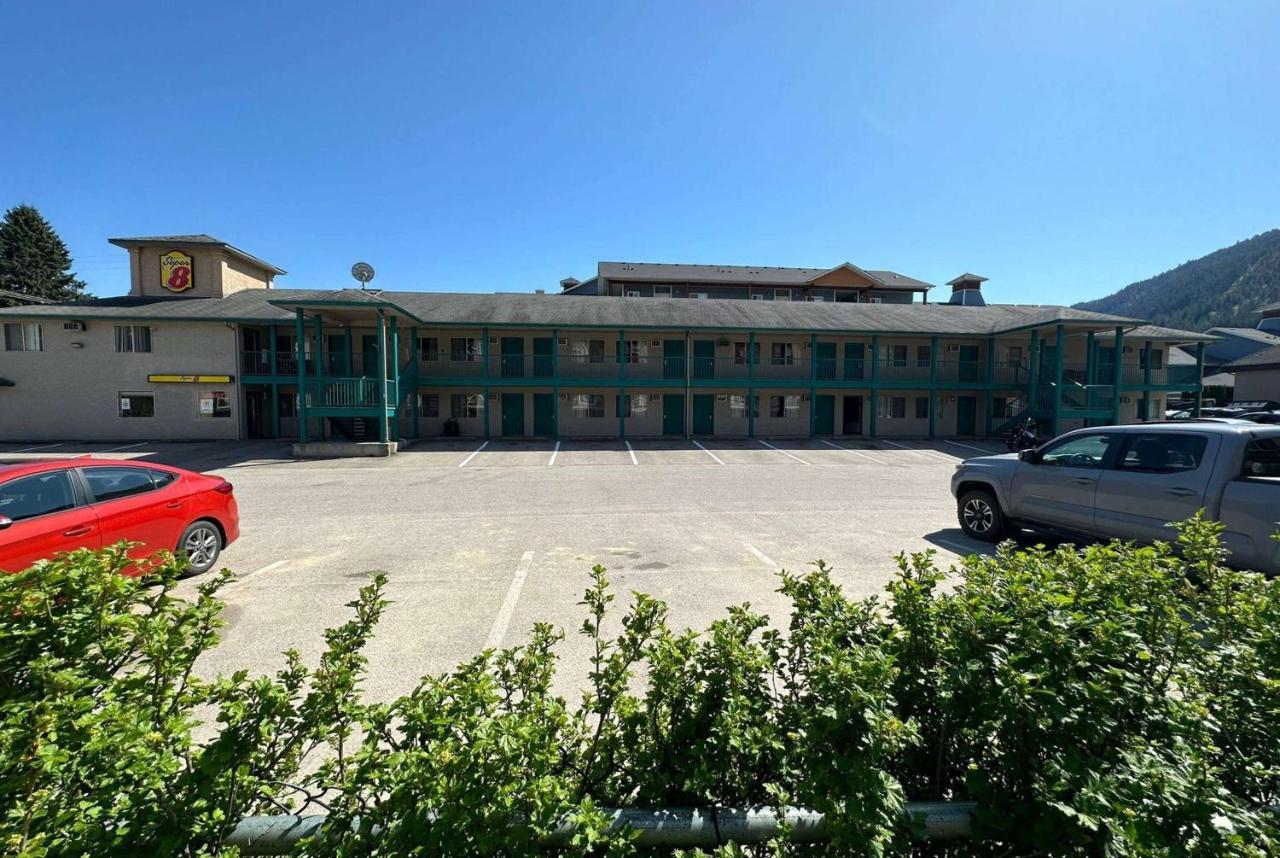 Super 8 By Wyndham Sicamous Hotel Екстериор снимка