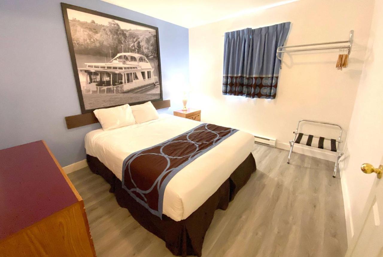 Super 8 By Wyndham Sicamous Hotel Екстериор снимка