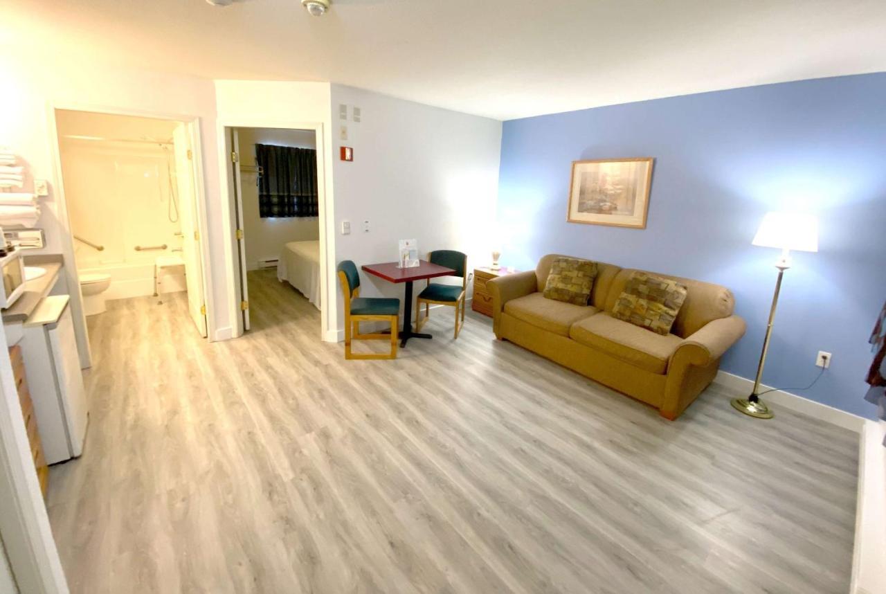 Super 8 By Wyndham Sicamous Hotel Екстериор снимка