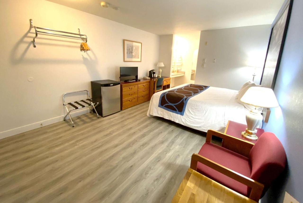 Super 8 By Wyndham Sicamous Hotel Екстериор снимка