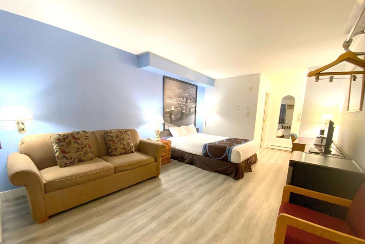 Super 8 By Wyndham Sicamous Hotel Екстериор снимка