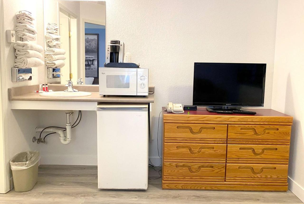 Super 8 By Wyndham Sicamous Hotel Екстериор снимка