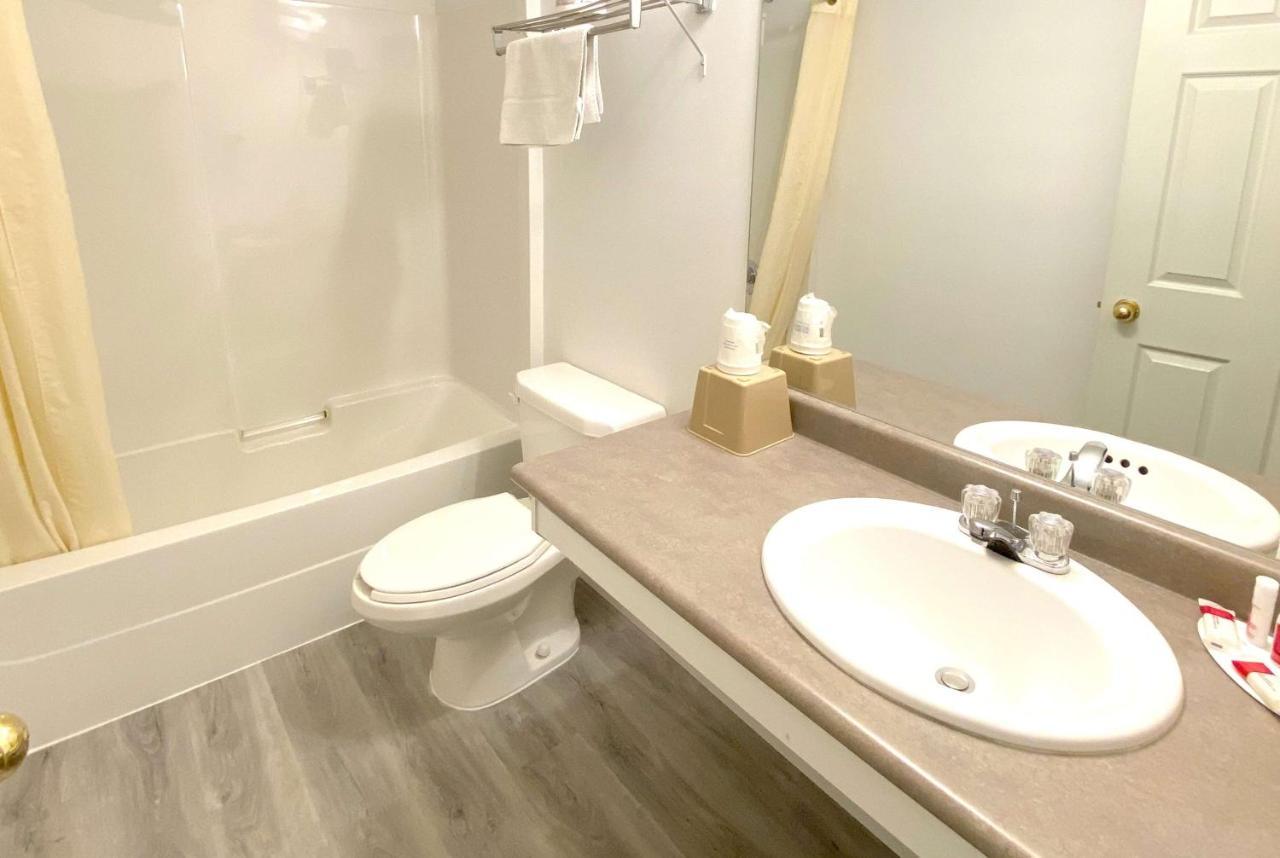 Super 8 By Wyndham Sicamous Hotel Екстериор снимка