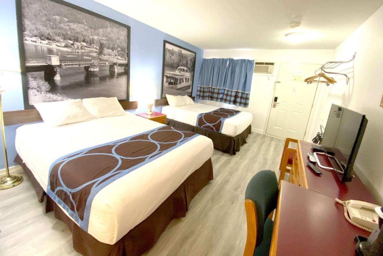 Super 8 By Wyndham Sicamous Hotel Екстериор снимка