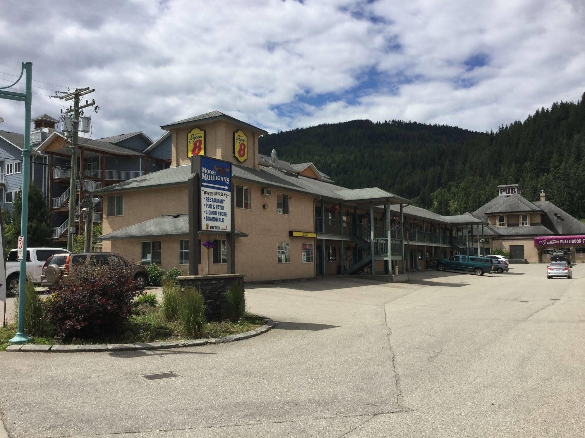 Super 8 By Wyndham Sicamous Hotel Екстериор снимка