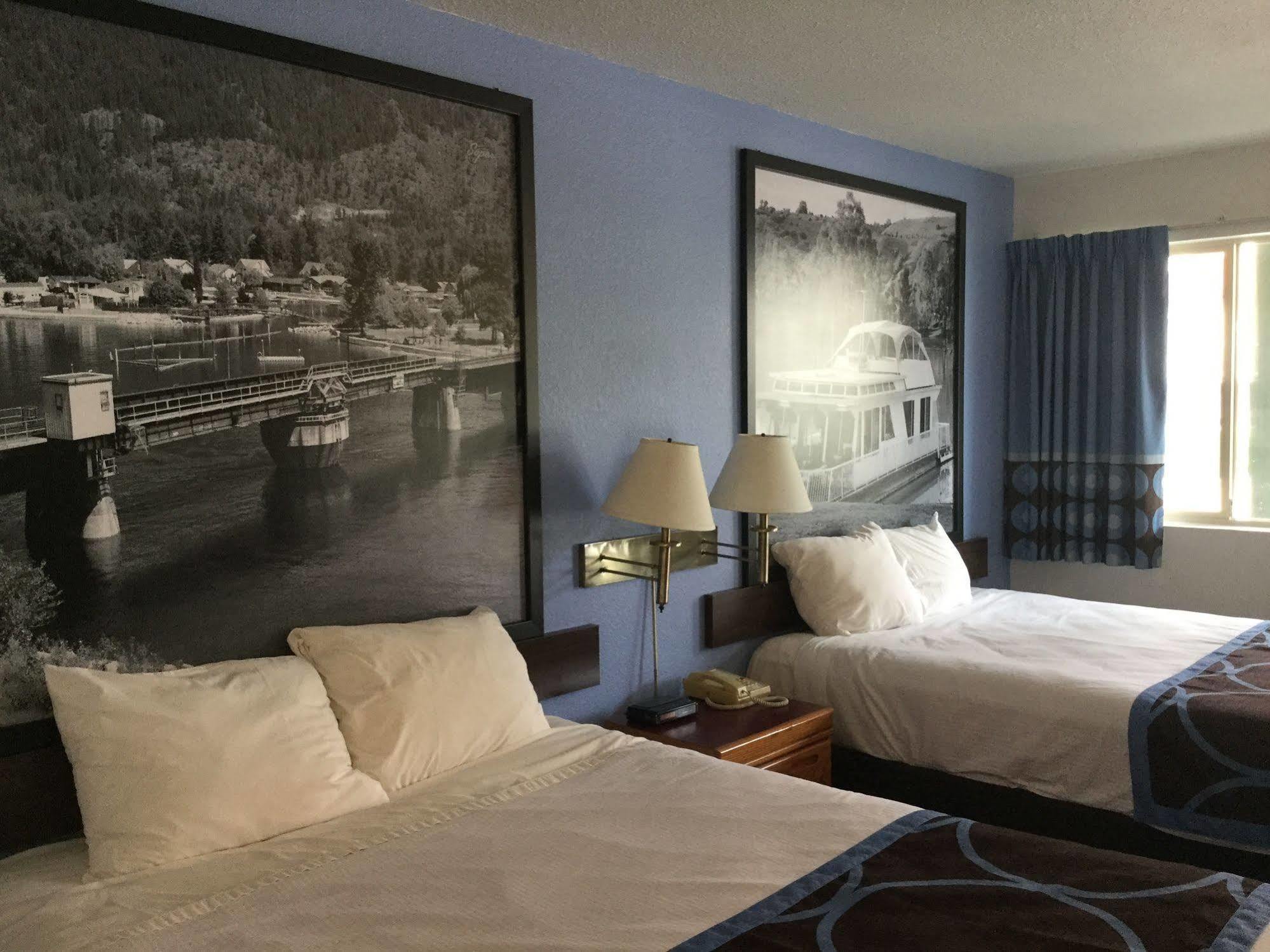 Super 8 By Wyndham Sicamous Hotel Екстериор снимка