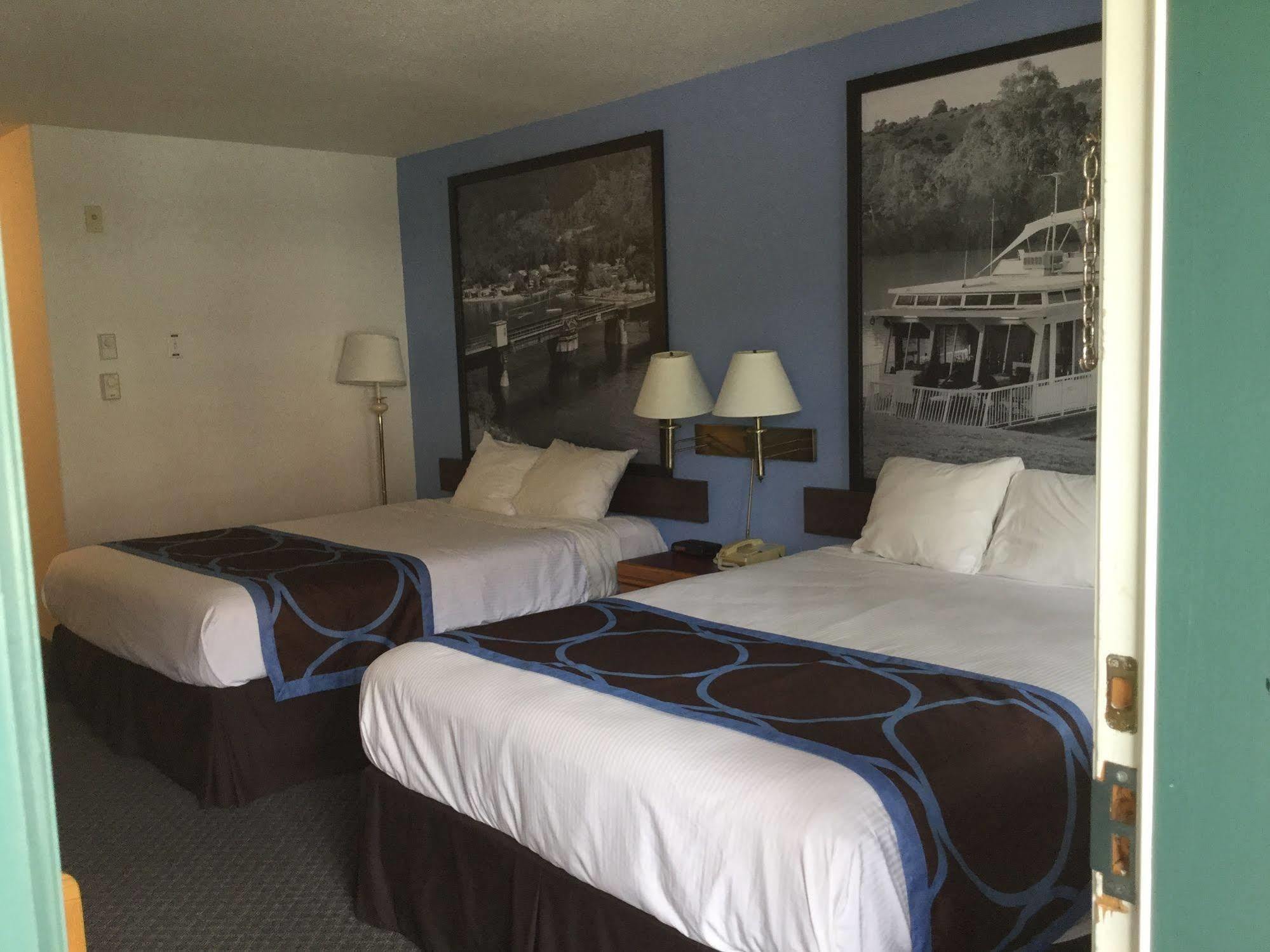 Super 8 By Wyndham Sicamous Hotel Екстериор снимка