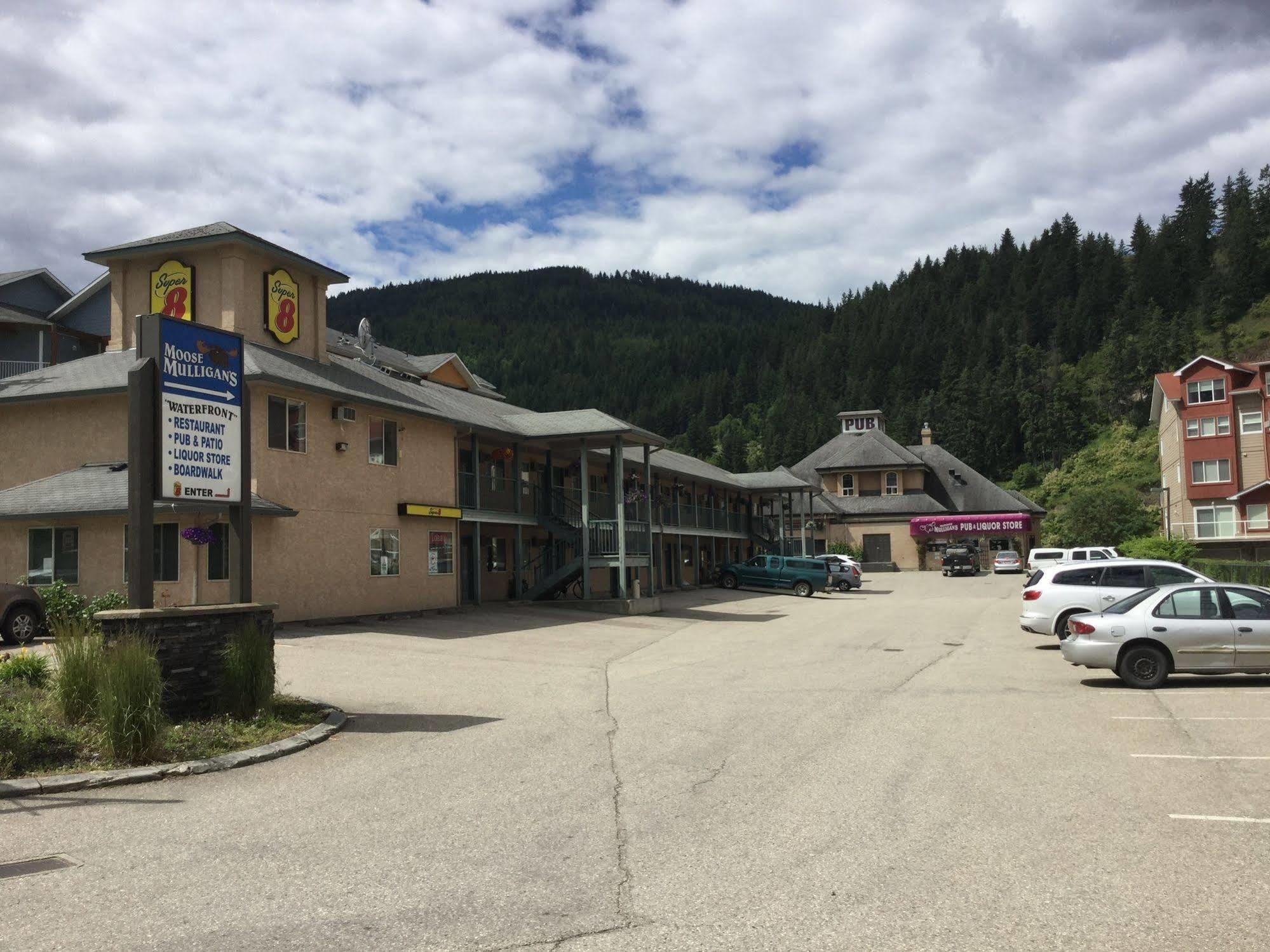 Super 8 By Wyndham Sicamous Hotel Екстериор снимка