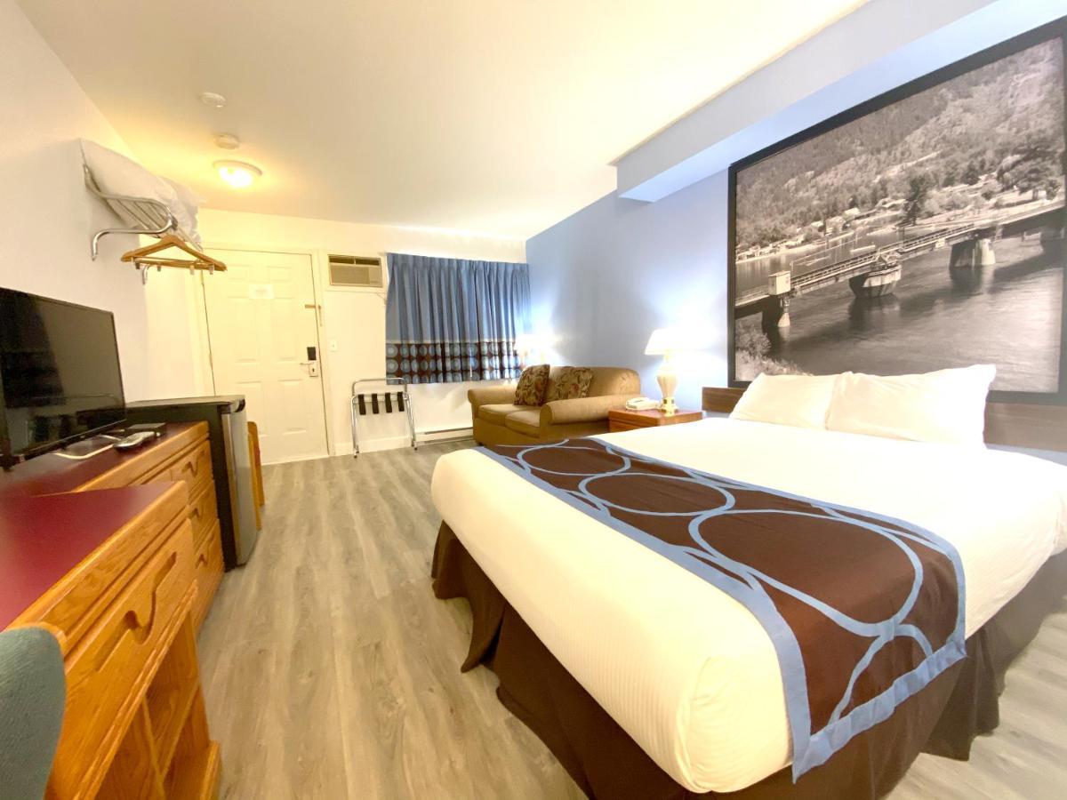 Super 8 By Wyndham Sicamous Hotel Екстериор снимка