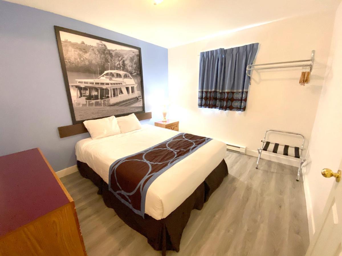 Super 8 By Wyndham Sicamous Hotel Екстериор снимка