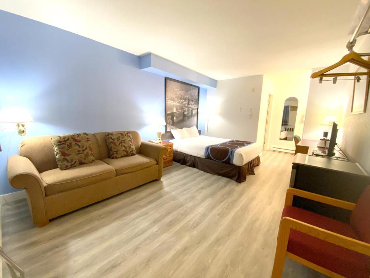 Super 8 By Wyndham Sicamous Hotel Екстериор снимка