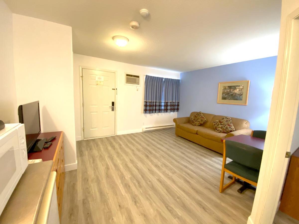 Super 8 By Wyndham Sicamous Hotel Екстериор снимка