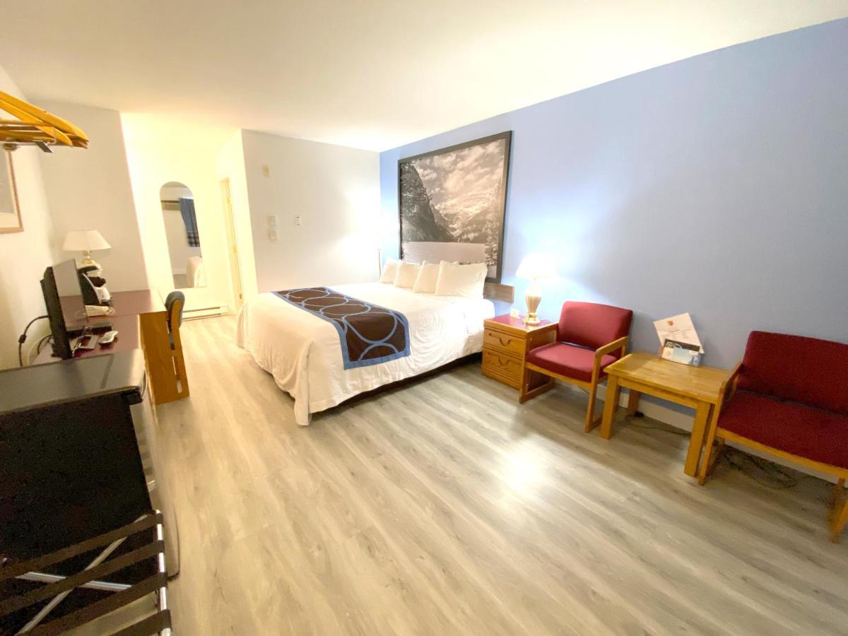 Super 8 By Wyndham Sicamous Hotel Екстериор снимка