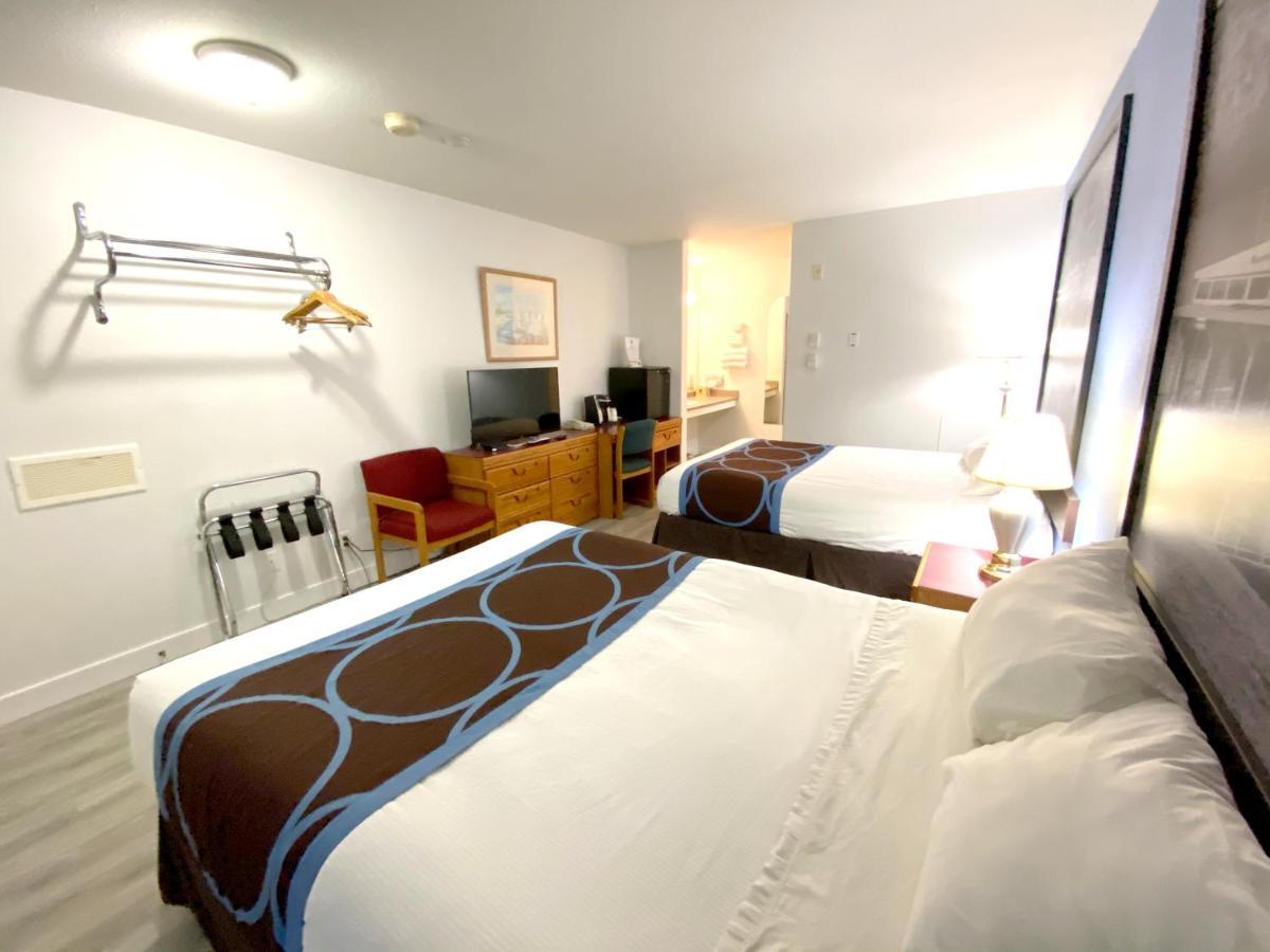 Super 8 By Wyndham Sicamous Hotel Екстериор снимка