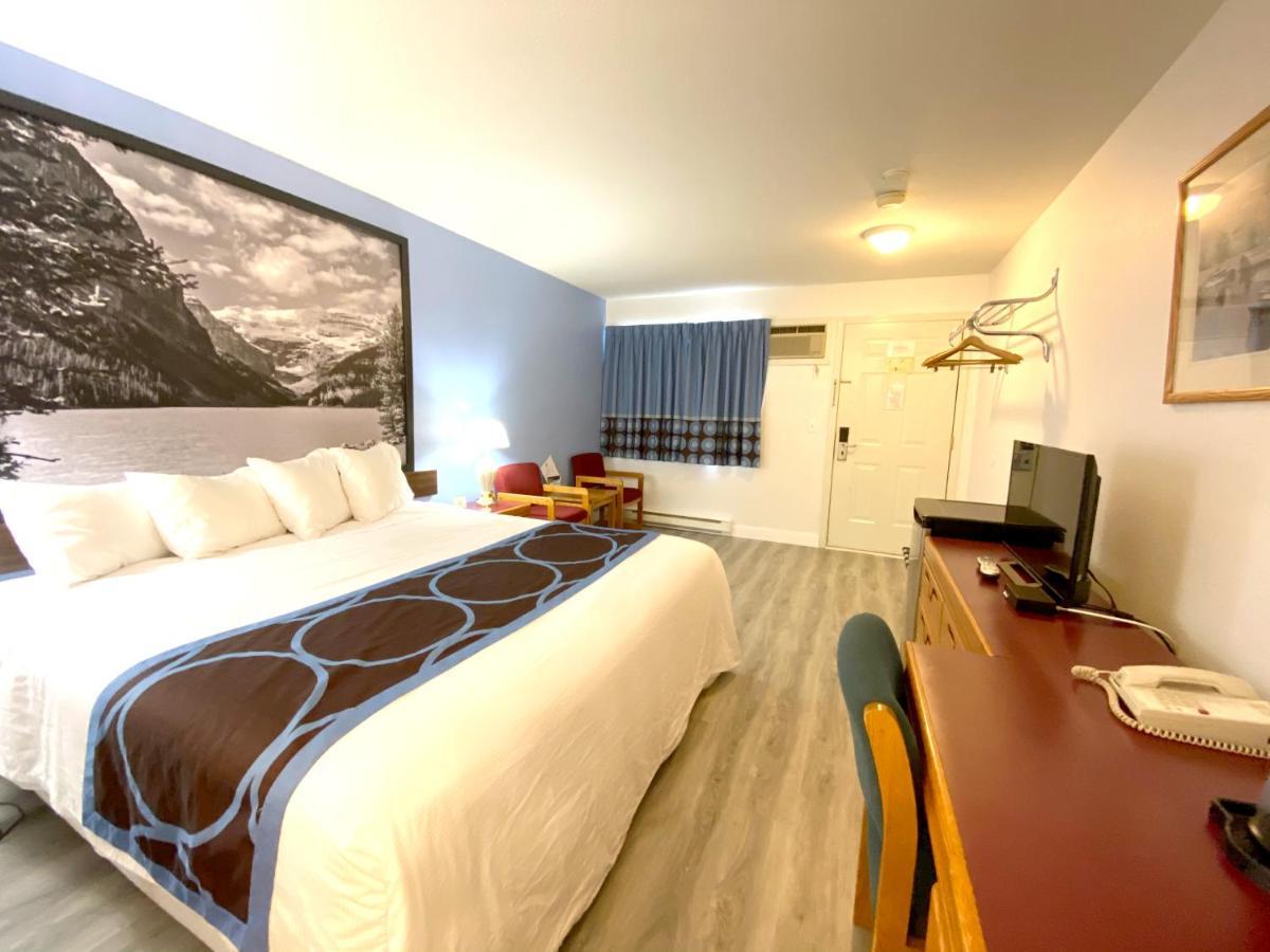 Super 8 By Wyndham Sicamous Hotel Екстериор снимка