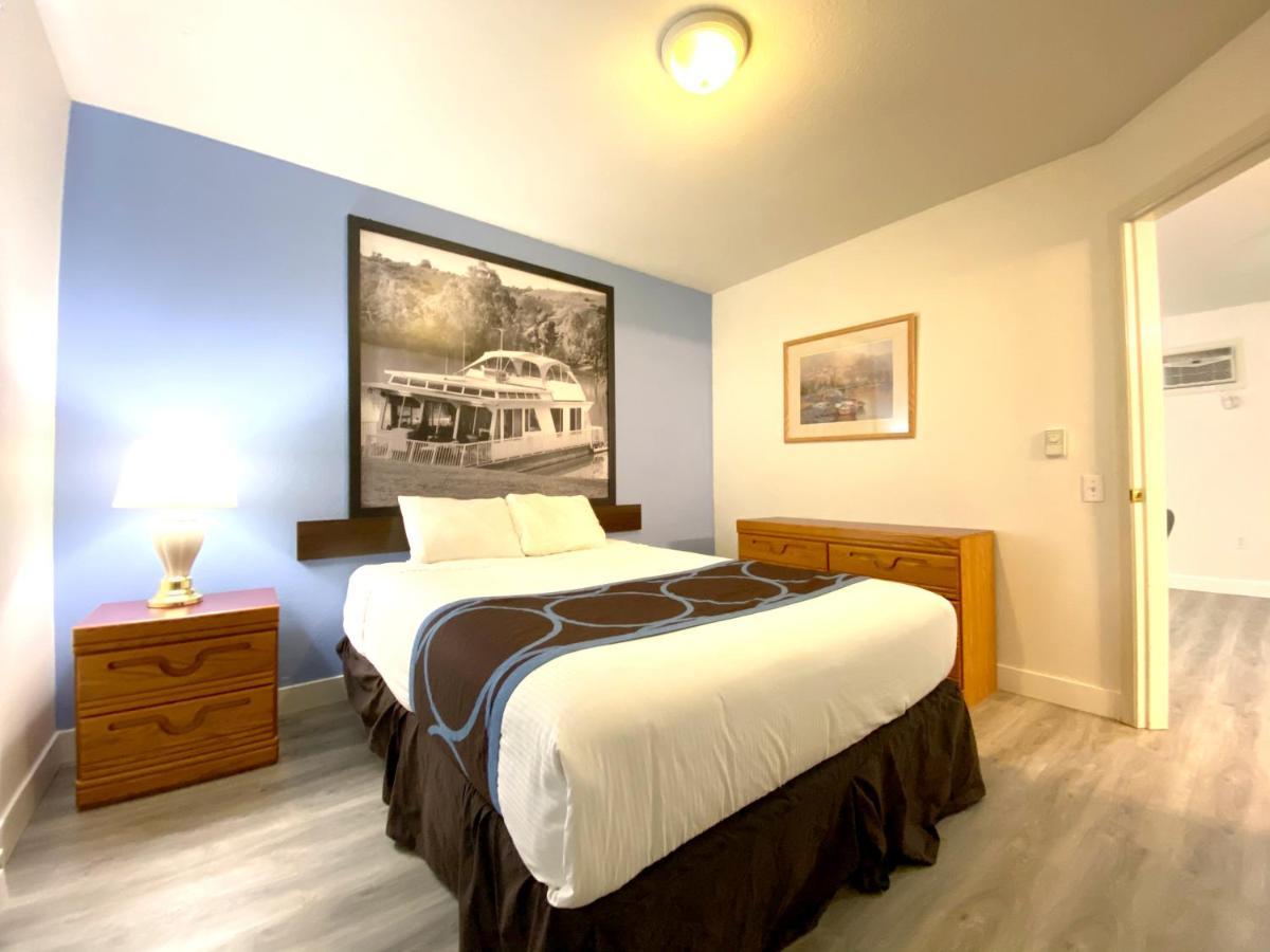 Super 8 By Wyndham Sicamous Hotel Екстериор снимка