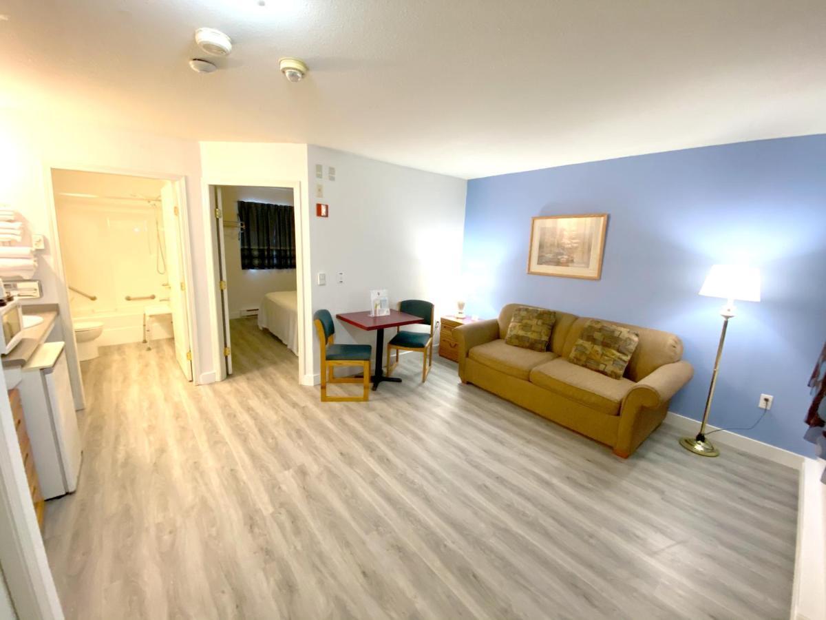 Super 8 By Wyndham Sicamous Hotel Екстериор снимка