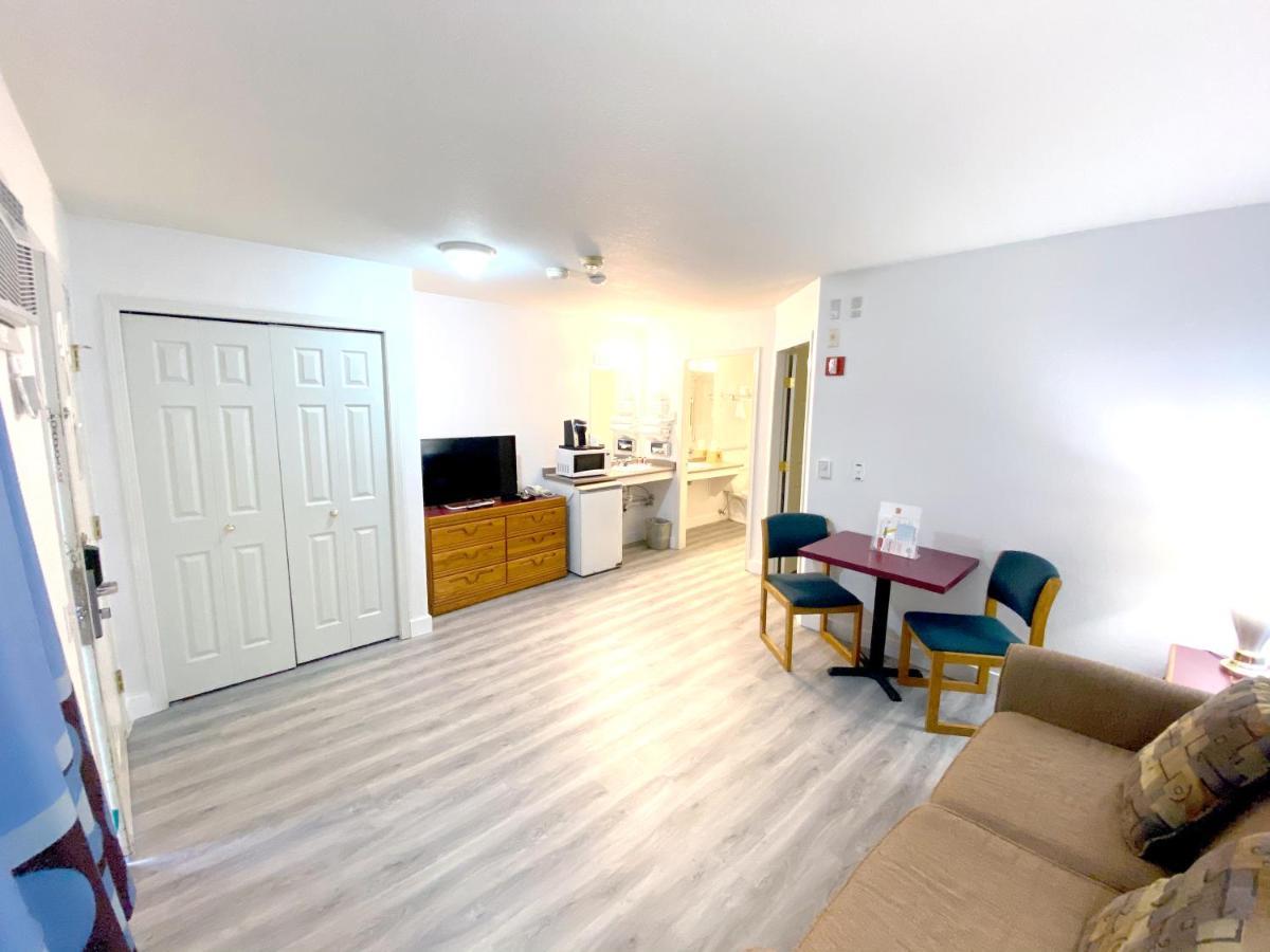 Super 8 By Wyndham Sicamous Hotel Екстериор снимка